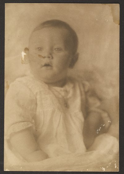 [Retrato de um bebé com vestido de renda]. de Louis Fleckenstein