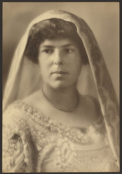 [Retrato de uma noiva com vestido de contas]. de Louis Fleckenstein