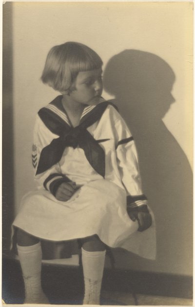 [Retrato de uma rapariga de uniforme de marinheiro com sombra] de Louis Fleckenstein