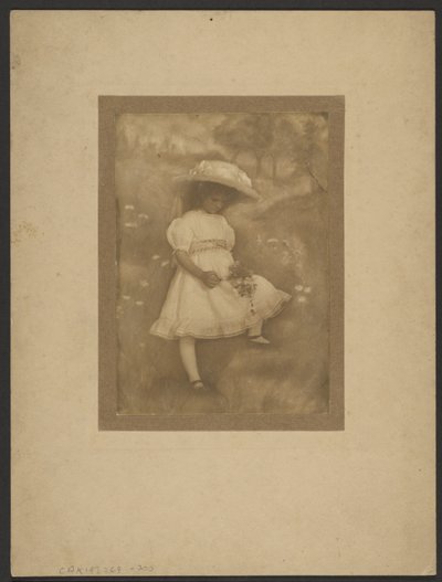 [Retrato de uma rapariga com flores perante um cenário pintado] de Louis Fleckenstein
