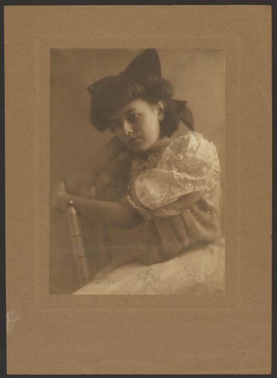 [Retrato de uma rapariga com um grande laço]. de Louis Fleckenstein