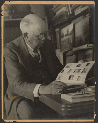 [Retrato de um homem a ler uma revista] de Louis Fleckenstein