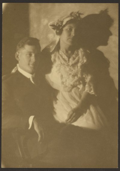 [Retrato de um homem e de uma mulher com chapéu floral]. de Louis Fleckenstein