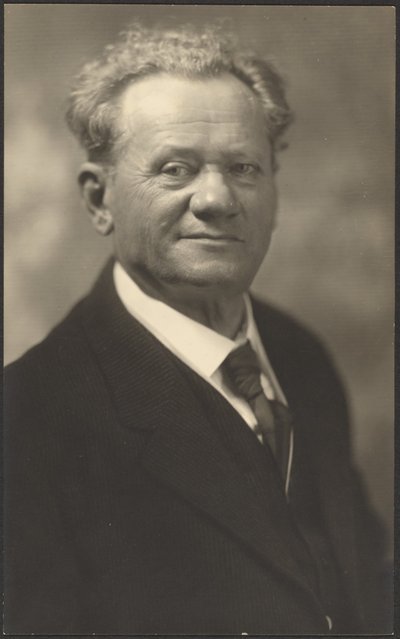 [Retrato de um homem de fato preto às riscas] de Louis Fleckenstein