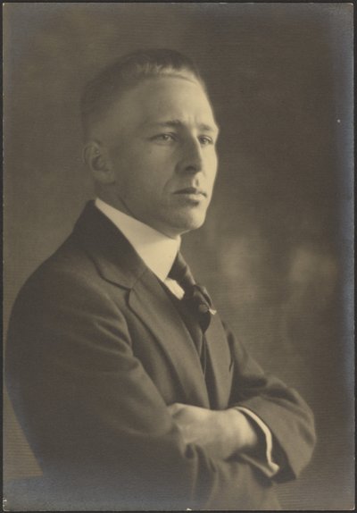 [Retrato de um homem de braços cruzados]. de Louis Fleckenstein
