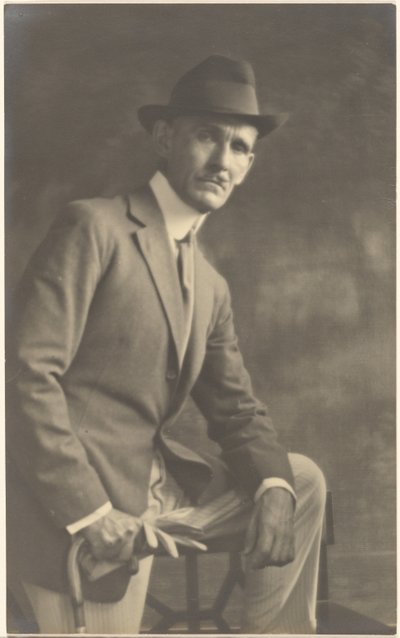 [Retrato de um homem com bengala e luvas]. de Louis Fleckenstein