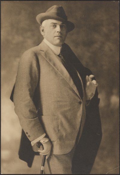 [Retrato de um homem com bengala e luvas]. de Louis Fleckenstein