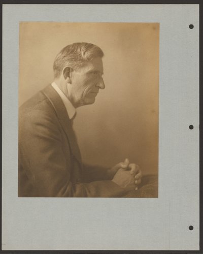 [Retrato de um homem com as mãos entrelaçadas] de Louis Fleckenstein