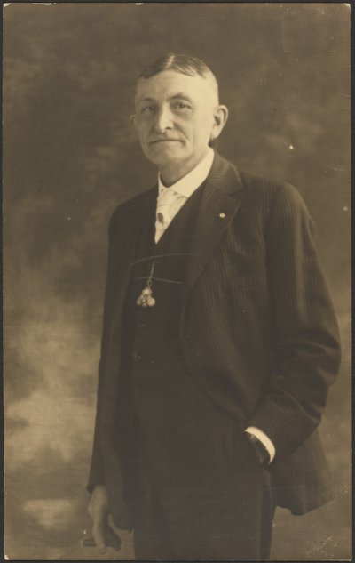 [Retrato de um homem com um relógio ornamentado] de Louis Fleckenstein