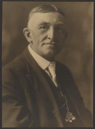 [Retrato de um homem com relógio de bolso] de Louis Fleckenstein