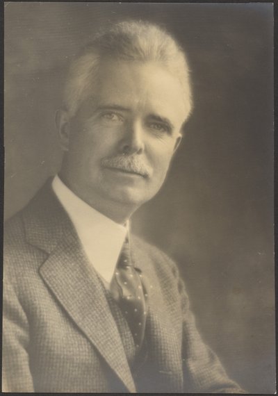 [Retrato de um homem com gravata às bolinhas] de Louis Fleckenstein