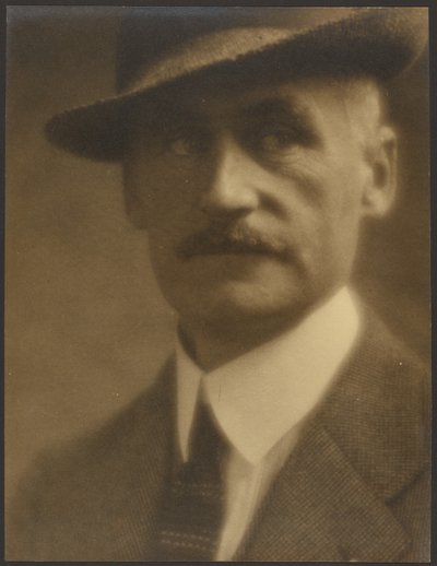 [Retrato de um homem com chapéu de palha]. de Louis Fleckenstein