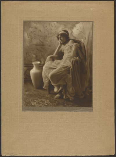 [Retrato de uma mulher sentada com traje clássico] de Louis Fleckenstein