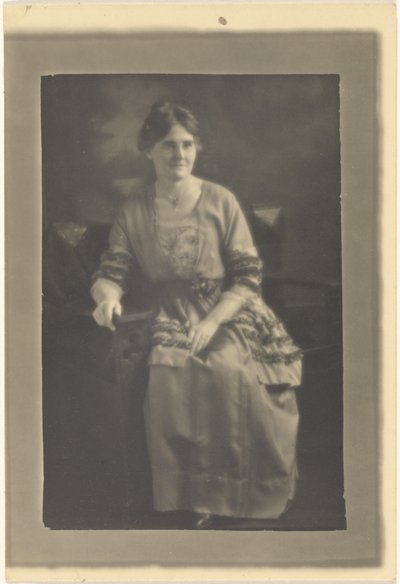 [Retrato de uma mulher sentada com um vestido com laços de fita] de Louis Fleckenstein