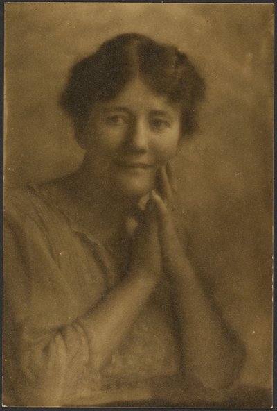 [Retrato de uma mulher com as mãos no rosto]. de Louis Fleckenstein