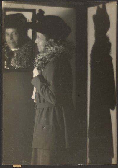 [Retrato de uma mulher, o seu reflexo e a sua sombra] de Louis Fleckenstein
