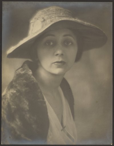 [Retrato de uma mulher com uma capa de pele] de Louis Fleckenstein