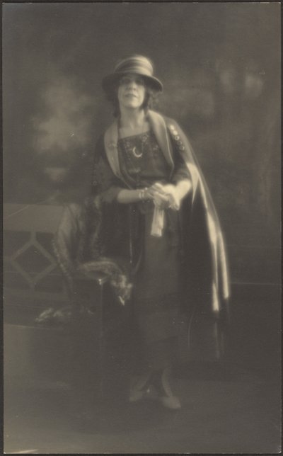 [Retrato de uma mulher apoiada num banco]. de Louis Fleckenstein