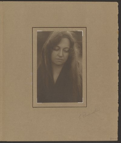 [Retrato de uma mulher a olhar para baixo] de Louis Fleckenstein