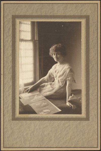 [Retrato de uma mulher a olhar para um álbum]. de Louis Fleckenstein