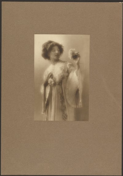 [Retrato de uma mulher com um roupão de pregas]. de Louis Fleckenstein