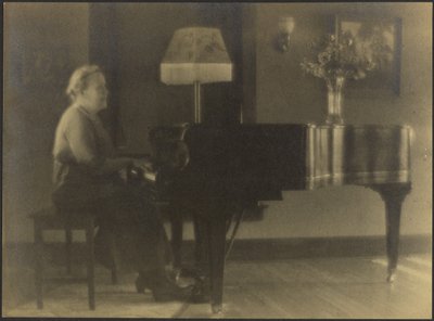 [Retrato de uma mulher sentada ao piano] de Louis Fleckenstein