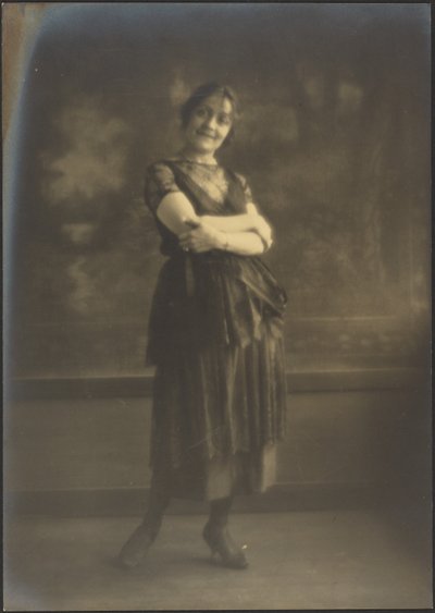 [Retrato de uma mulher em pé perante uma tapeçaria] de Louis Fleckenstein
