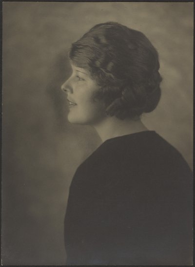 [Retrato de uma mulher de perfil] de Louis Fleckenstein
