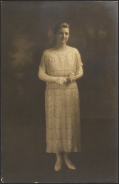 [Retrato de uma Mulher com Luvas até ao Cotovelo] de Louis Fleckenstein
