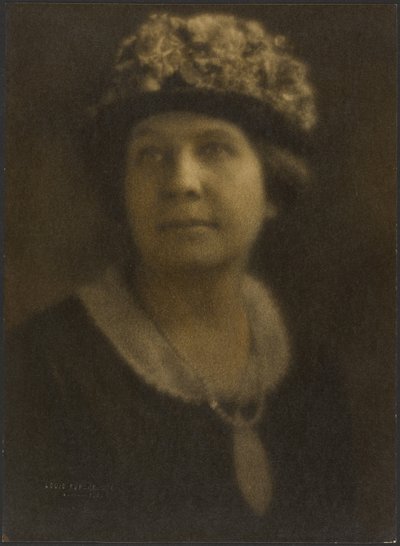 [Retrato de uma mulher com um chapéu florido] de Louis Fleckenstein