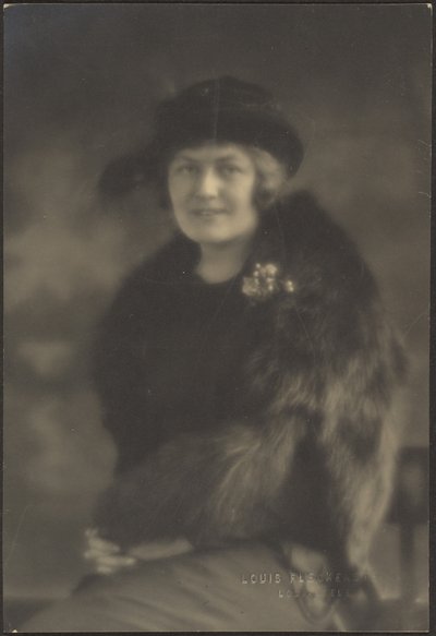 [Retrato de uma mulher com capa de peles]. de Louis Fleckenstein