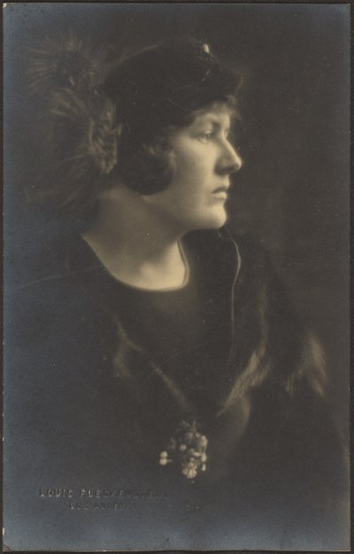 [Retrato de uma mulher com capa de pele] de Louis Fleckenstein