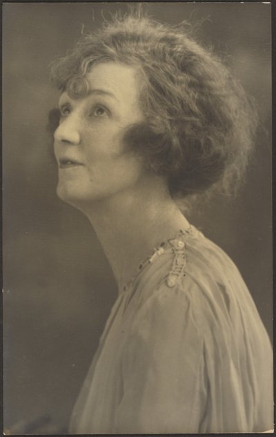 [Retrato de uma mulher com peles (não visível)] de Louis Fleckenstein