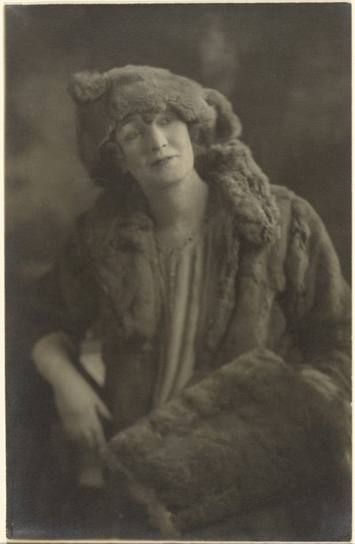 [Retrato de uma Mulher com Peles] de Louis Fleckenstein