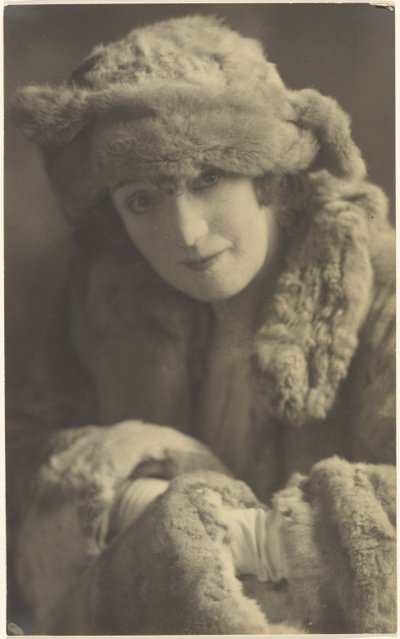 [Retrato de uma Mulher com Peles] de Louis Fleckenstein