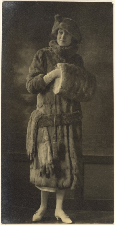 [Retrato de uma Mulher com Peles] de Louis Fleckenstein