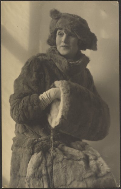 [Retrato de uma mulher de peles com abafador]. de Louis Fleckenstein