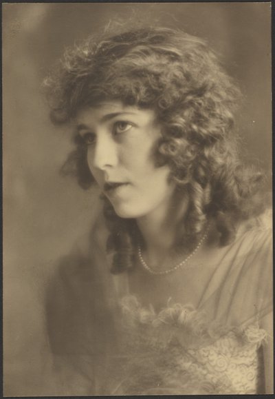 [Retrato de uma mulher com um xaile de gaze]. de Louis Fleckenstein