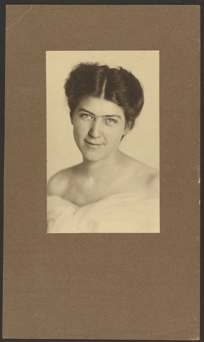 [Retrato de uma mulher com um vestido com ombros à mostra] de Louis Fleckenstein