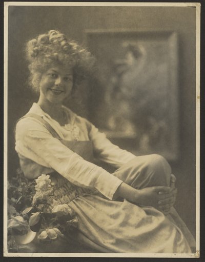 [Retrato de uma mulher com flores e vestido de pinafore]. de Louis Fleckenstein