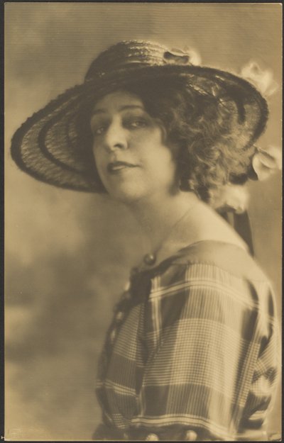 [Retrato de uma mulher com vestido de xadrez]. de Louis Fleckenstein