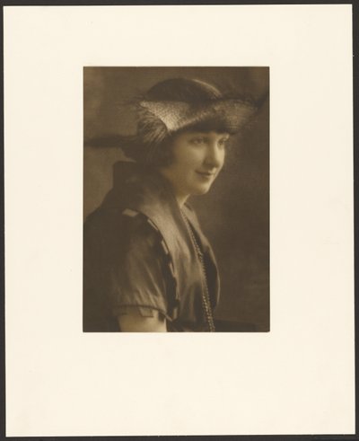 [Retrato de uma mulher com chapéu de palha]. de Louis Fleckenstein