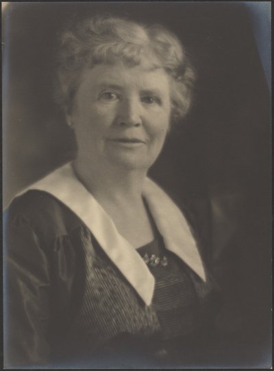 [Retrato de uma mulher com um vestido às riscas] de Louis Fleckenstein