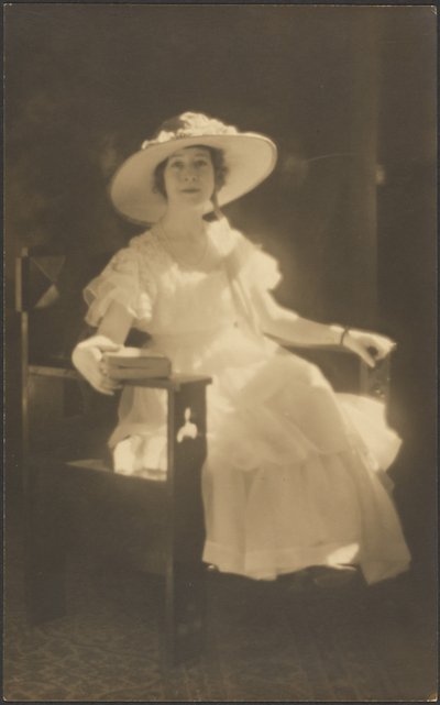 [Retrato de uma mulher de vestido branco]. de Louis Fleckenstein