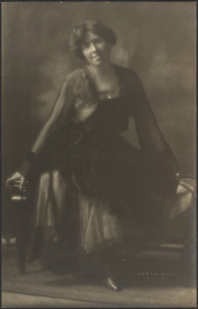[Retrato de uma mulher num banco] de Louis Fleckenstein