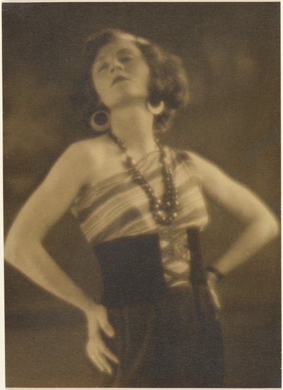 [Retrato de uma mulher com os braços na cintura] de Louis Fleckenstein