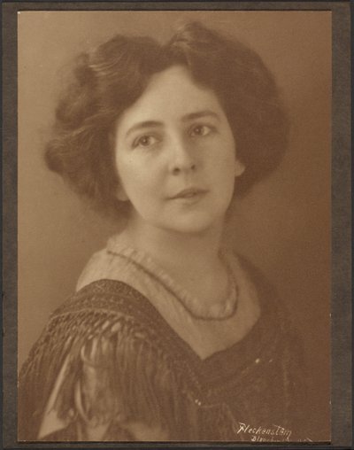[Retrato de uma mulher com mangas largas] de Louis Fleckenstein