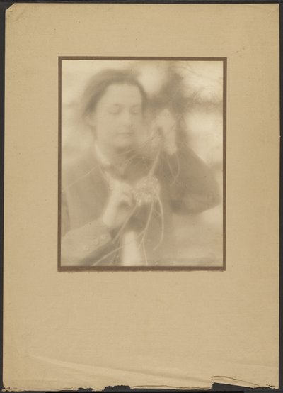 [Retrato de uma mulher com ninho de pássaro e ramo]. de Louis Fleckenstein