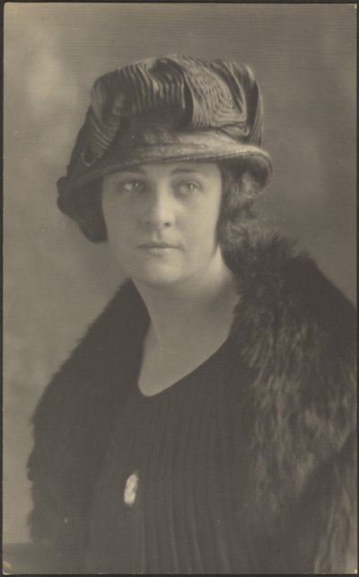 [Retrato de uma mulher com alfinete de camafeu]. de Louis Fleckenstein