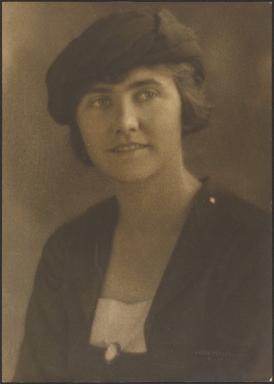[Retrato de uma mulher com um alfinete de camafeu] de Louis Fleckenstein
